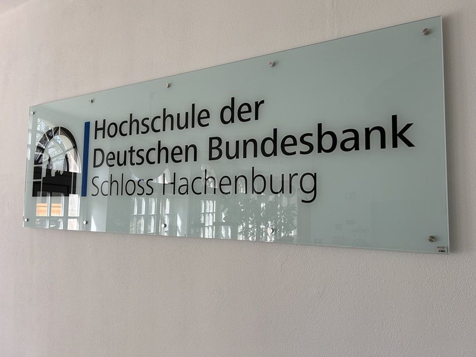 Glasschild der Hochschule der Deutschen Bundesbank, Schloss Hachenburg